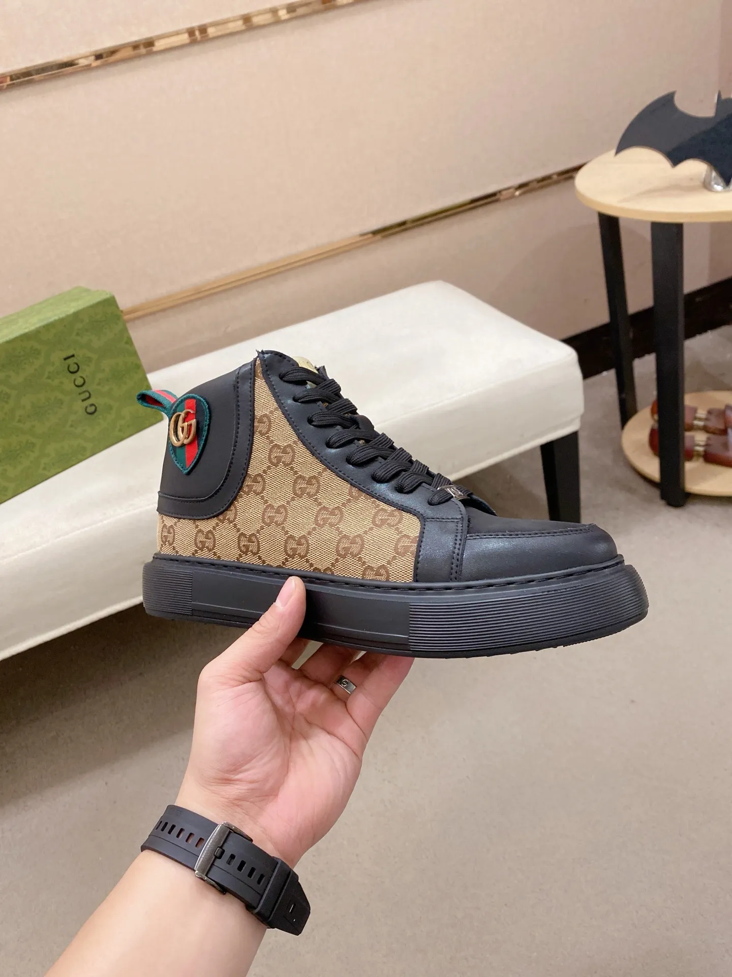 Factory price: 442💰 (GUCCI) The latest model from the official website🎁🎁Casual and fashionable men's shoes👟, hot style💥The style is simple and elegant, exclusive for trendy men. Unique official website's latest brand elements👑original Gucci decoration, fashionable and generous, the fabric is original cowhide ✅sheepskin lining, the official website specifies wear-resistant casual outsole, the classic model is taken in kind at the counter🎬38-44 (can be customized for 45 non-refundable)